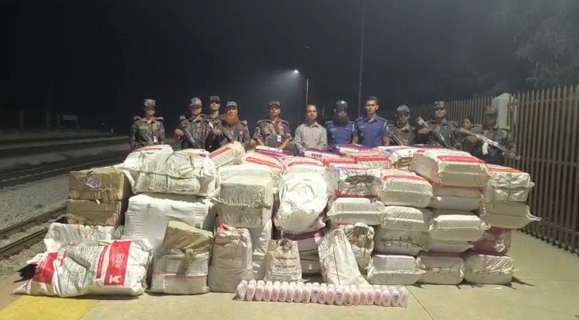 কুমিল্লায় রেলস্টেশনে টাস্কফোর্স অভিযানে প্রায় ৩ কোটি  টাকার ভারতীয় মালামাল জব্দ